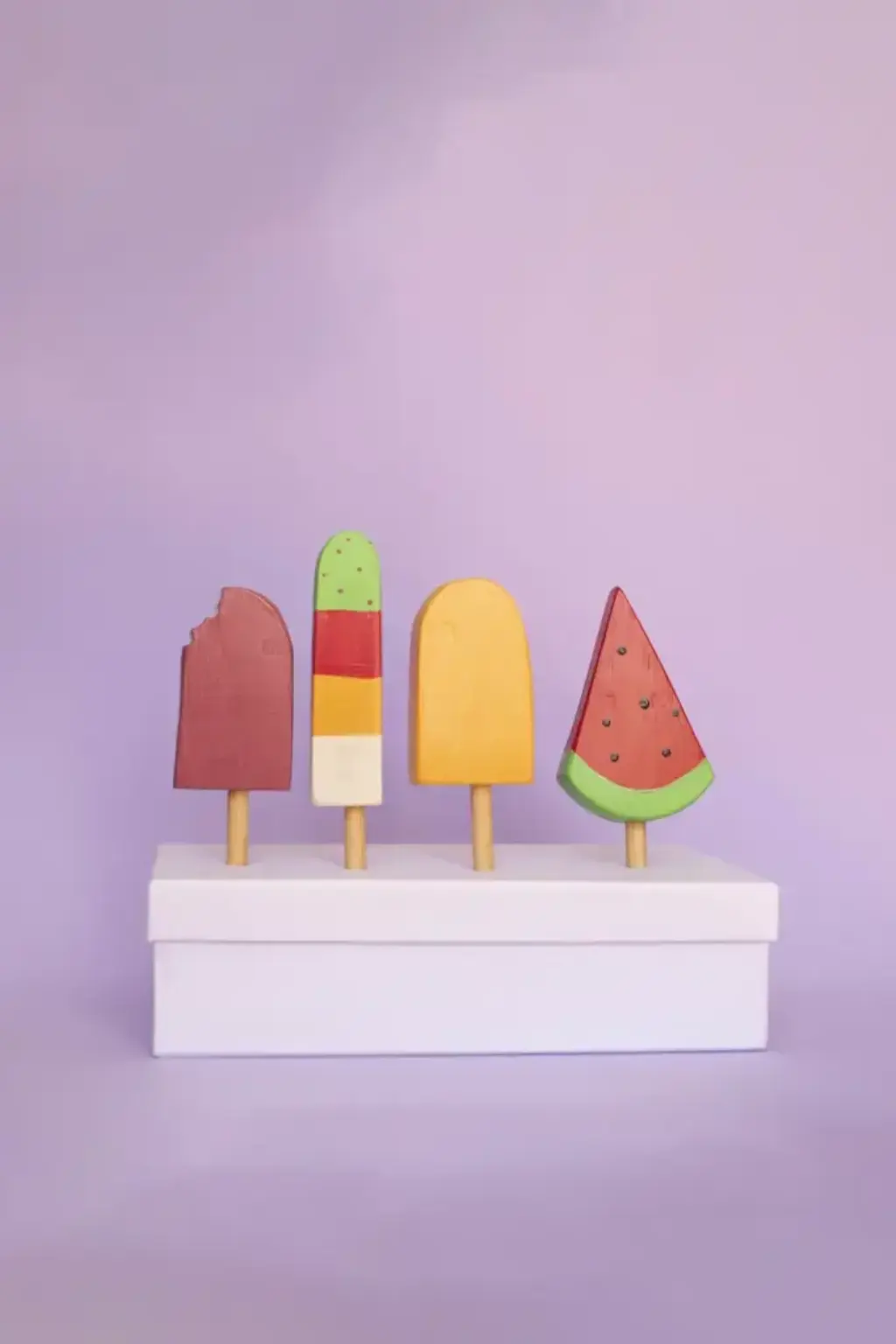 eis2 Kopie Eis am Stiel aus Holz steckt in einer Box.