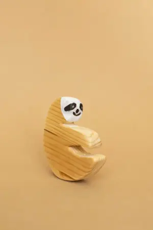 Ein Faultier aus Holz.