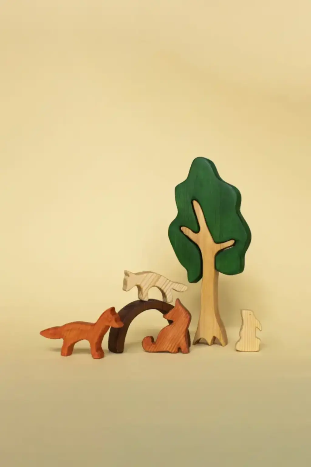 fuechse Kleine Füchse, ein Hase und ein Baum aus Holz.