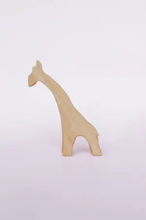 Eine geölte Giraffe aus Holz.
