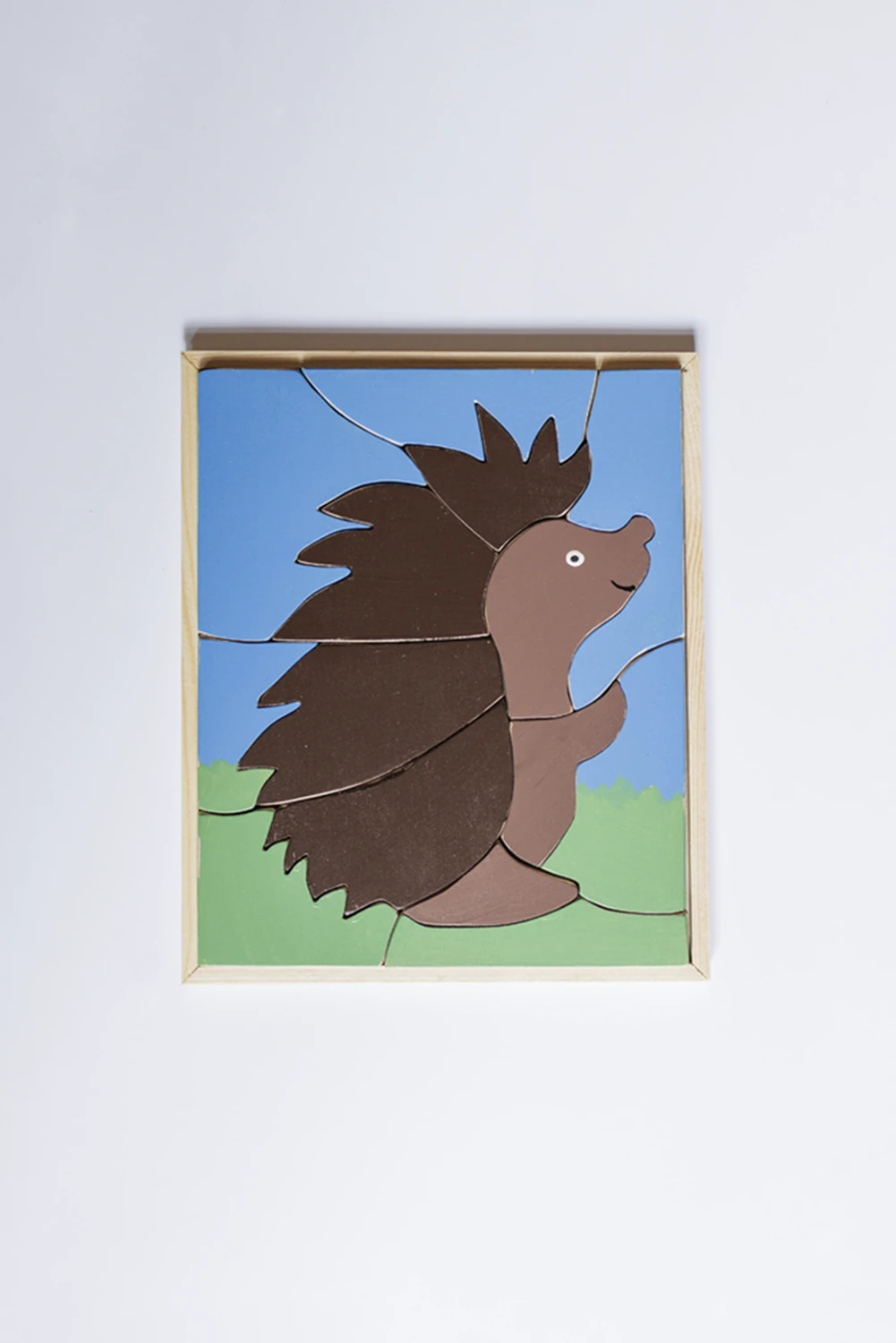 Ein Puzzle mit einem Igel drauf in einem Holzrahmen.