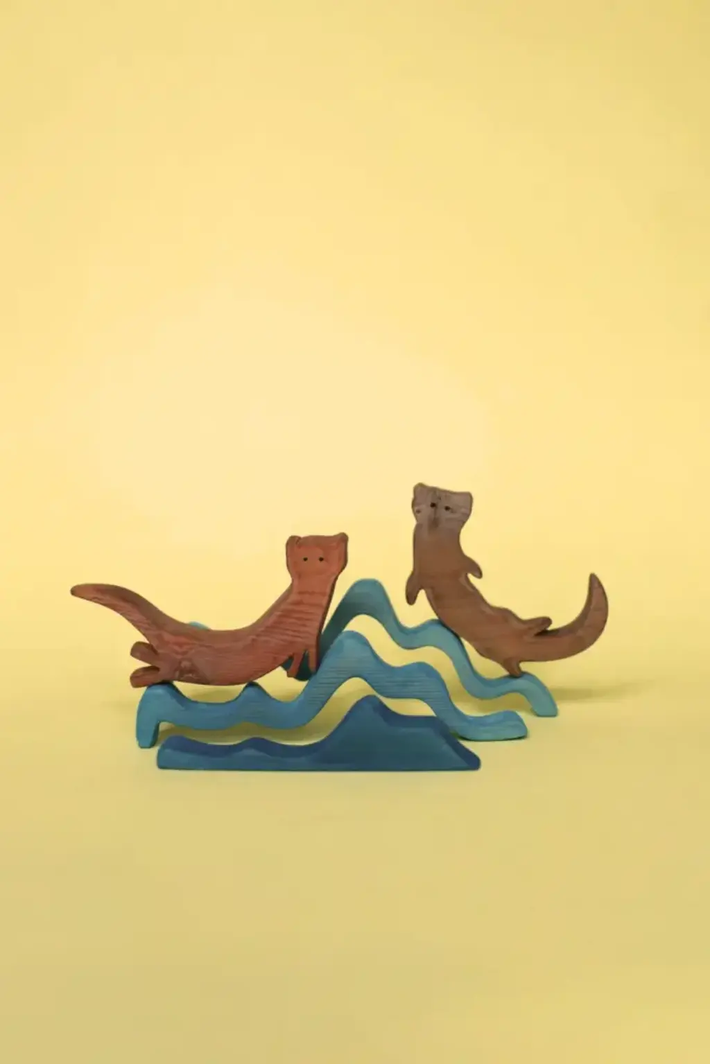otter4 Zwei Otter und Wellen aus Holz.